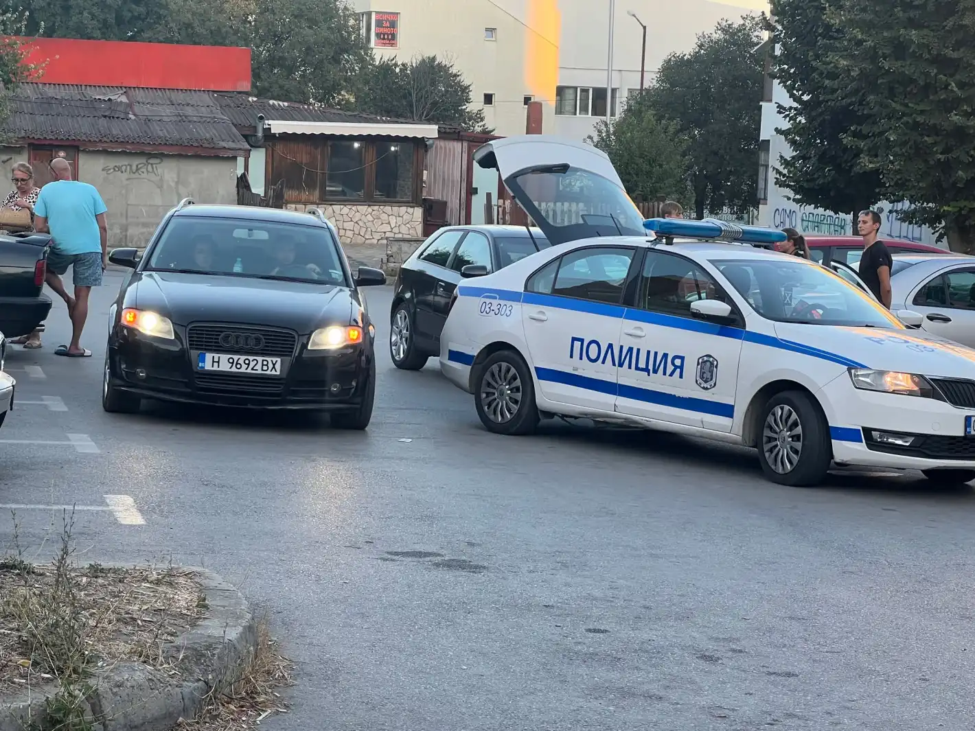 Екшън пред супермаркет във Варна с брадва и бухалка и бясно преследване пред полицаи