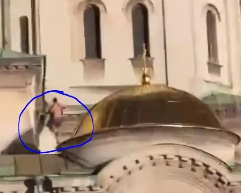 Потрес: Полугол гол мъж се качи на покрива на "Св. Александър Невски" Снимки 18+