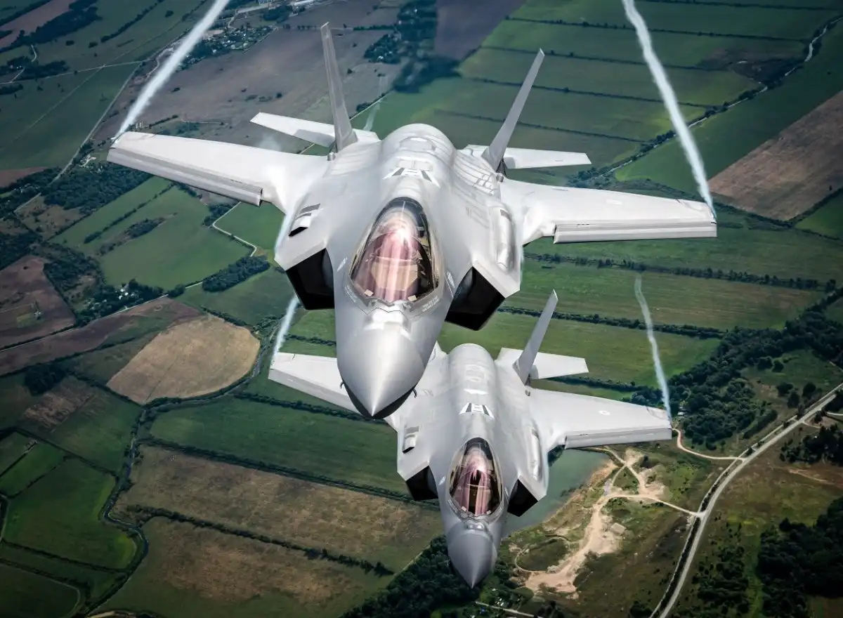 Екшън в небето на Източна Европа: Италиански F-35 вдигнати по тревога, за да прихванат руски изтребители
