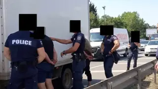 Екшън с бял бус край Царево, има арестуван