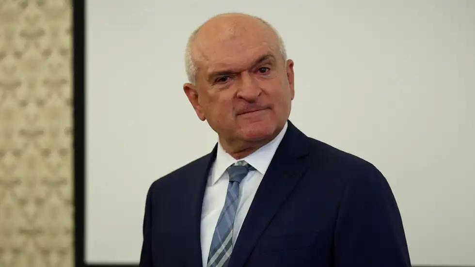 Главчев започва да реже глави, въвежда нови правила