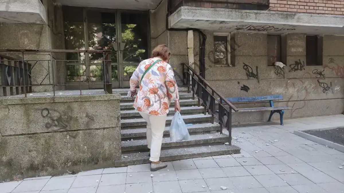 Камъните падат: На косъм от трагедия пред блок! Снимки