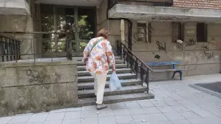 Камъните падат: На косъм от трагедия пред блок! Снимки