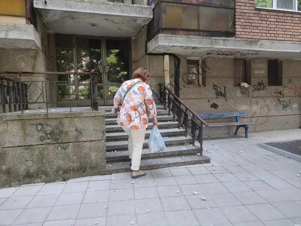 Камъните падат: На косъм от трагедия пред блок! Снимки