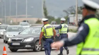 Извънредно: Полицаи завардиха ромските махали в София