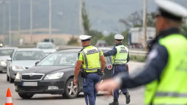 Извънредно: Полицаи завардиха ромските махали в София