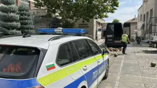 Страшен екшън пред община Казанлък: Побесняла жена потроши бариера и започна да цели със... Снимки
