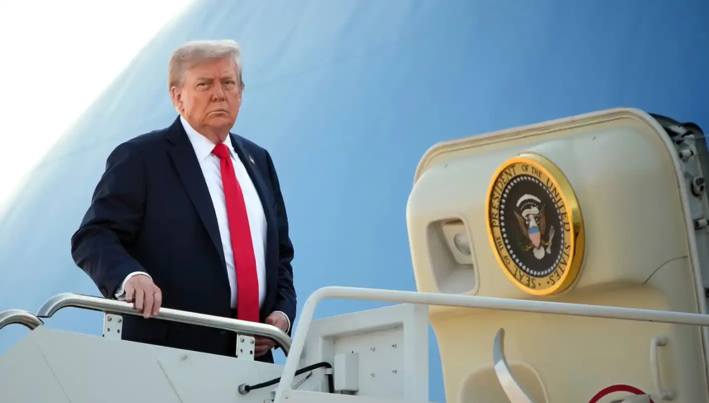 На борда на Air Force One: Тръмп тръгна към Аляска за преговорите с Путин