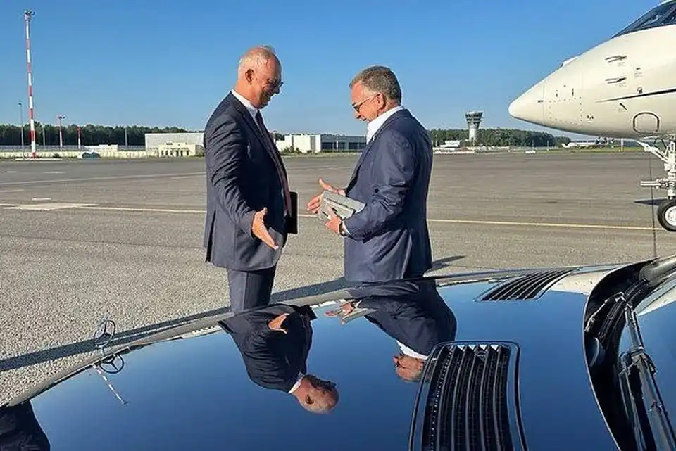 Добър знак: Специалният представител на Путин срещна мечка преди срещата в Аляска Видео