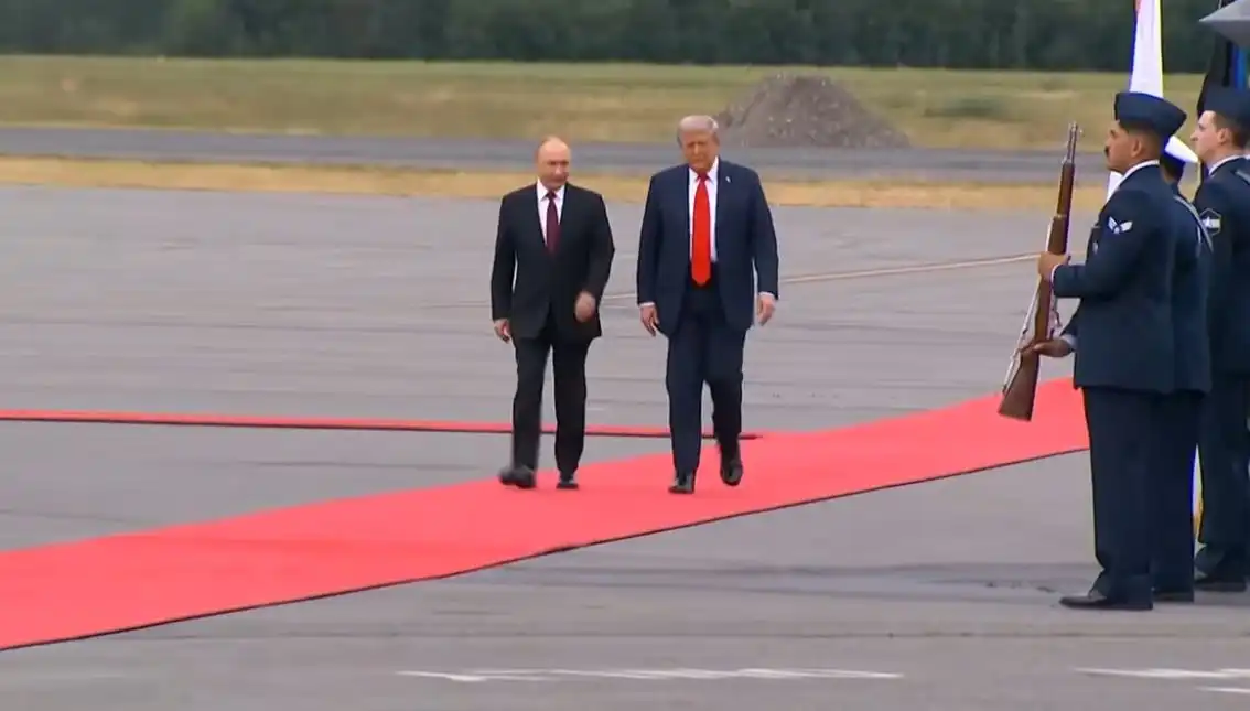 Новини от последните минути за преговорите между Путин и Тръмп при тях влиза...