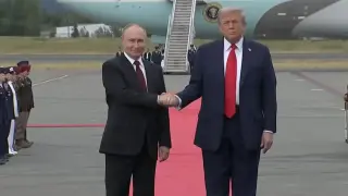Историческо: Тръмп и Путин си стиснаха ръцете!