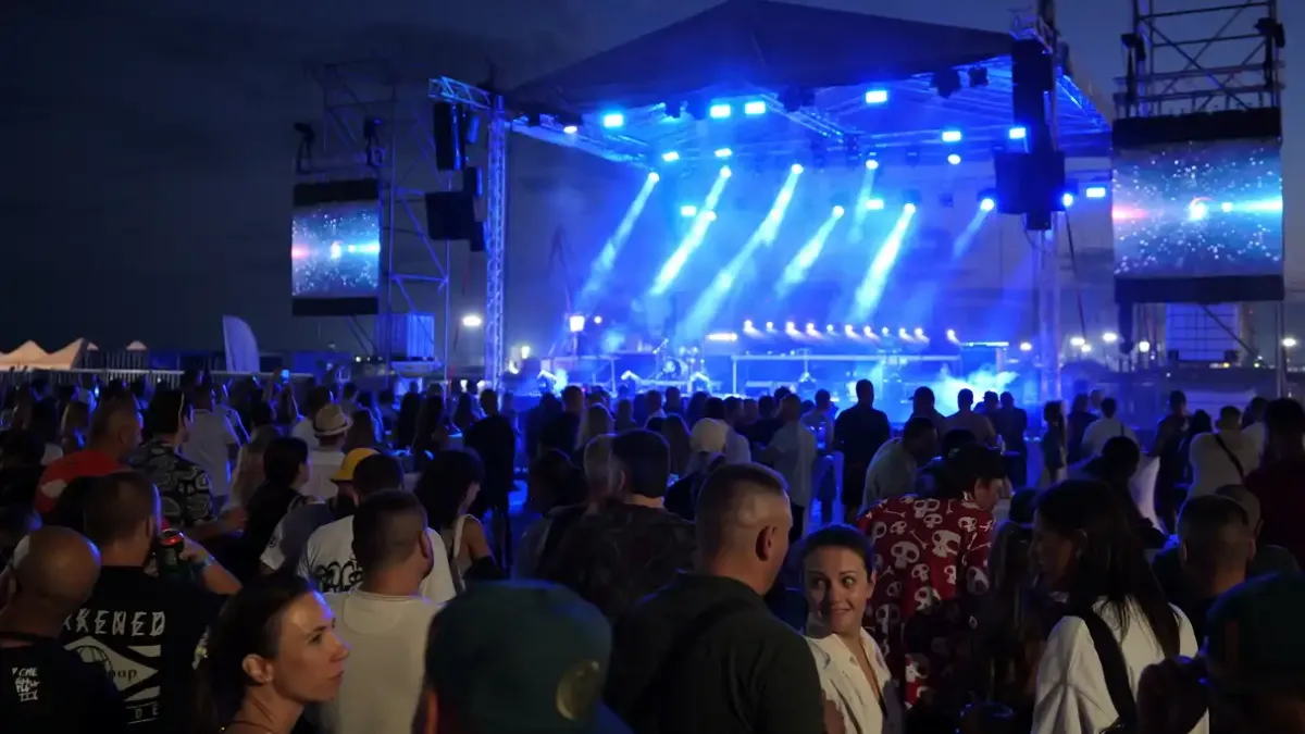 Ужас! Музикант от легендарна група припадна на сцената в Бургас Видео