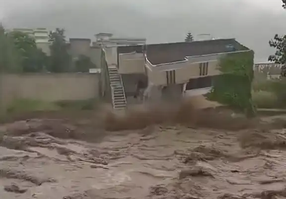 Апокалипсис в Азия! Водна стихия отне живота на над 400 души, а няколко стотици са изчезнали Видео