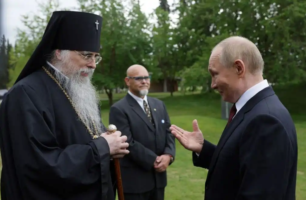 След срещата с Тръмп: Путин отиде на гробището Форт Ричардсън в Аляска Видео