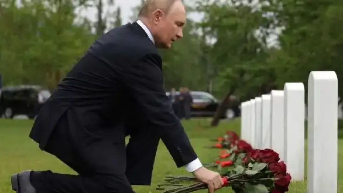 След срещата с Тръмп: Путин отиде на гробището Форт Ричардсън в Аляска Видео