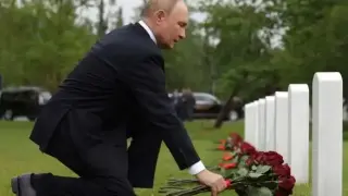 След срещата с Тръмп: Путин отиде на гробището Форт Ричардсън в Аляска Видео