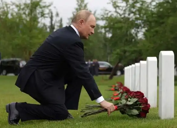 Владимир Путин положи цветя на гробовете на загиналите съветски пилоти в Аляска