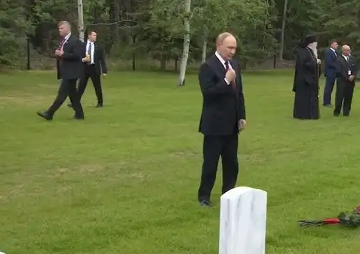 След срещата с Тръмп: Путин отиде на гробището Форт Ричардсън в Аляска Видео