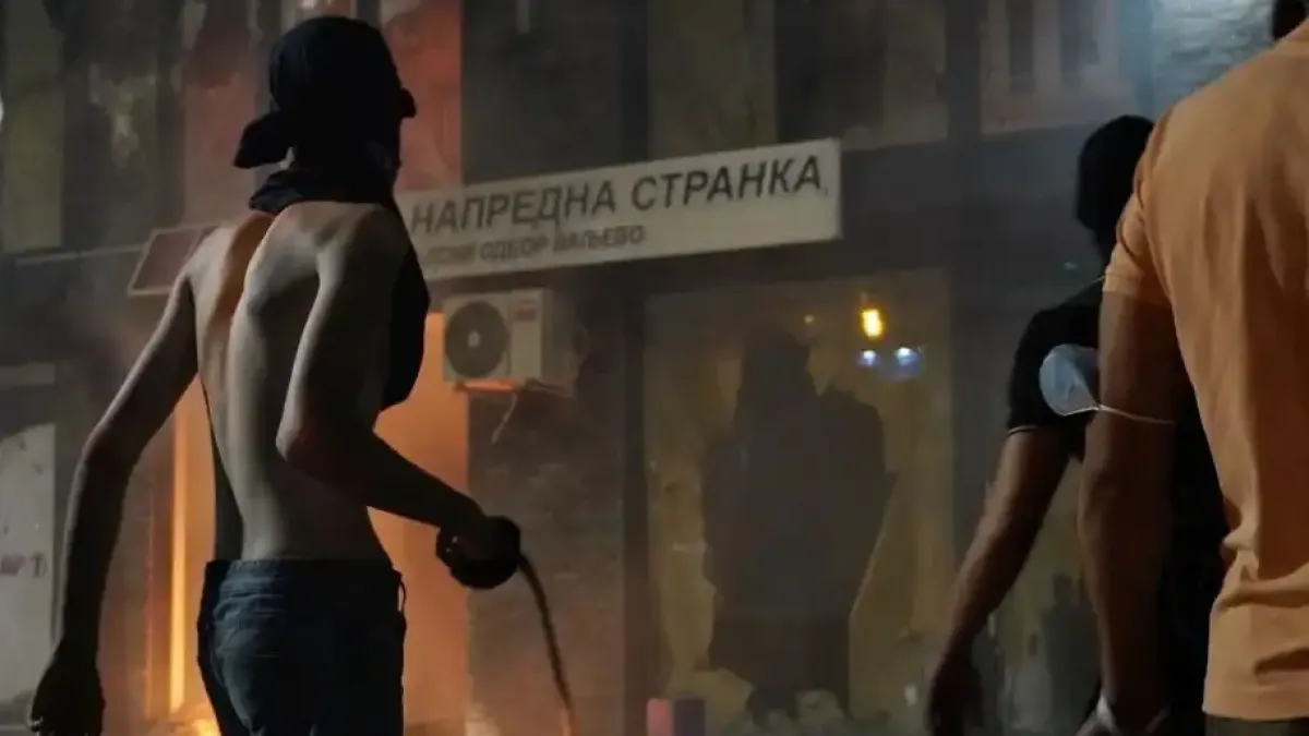 Безредици из цяла Сърбия: палежи на партийни офиси, шокови гранати и сълзотворен газ Видео