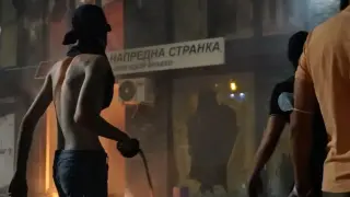 Безредици из цяла Сърбия: палежи на партийни офиси, шокови гранати и сълзотворен газ Видео