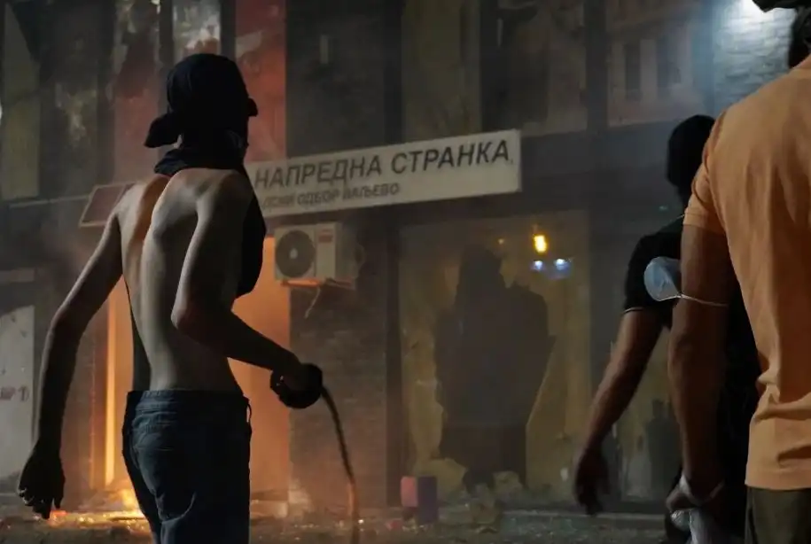 Безредици из цяла Сърбия: палежи на партийни офиси, шокови гранати и сълзотворен газ Видео