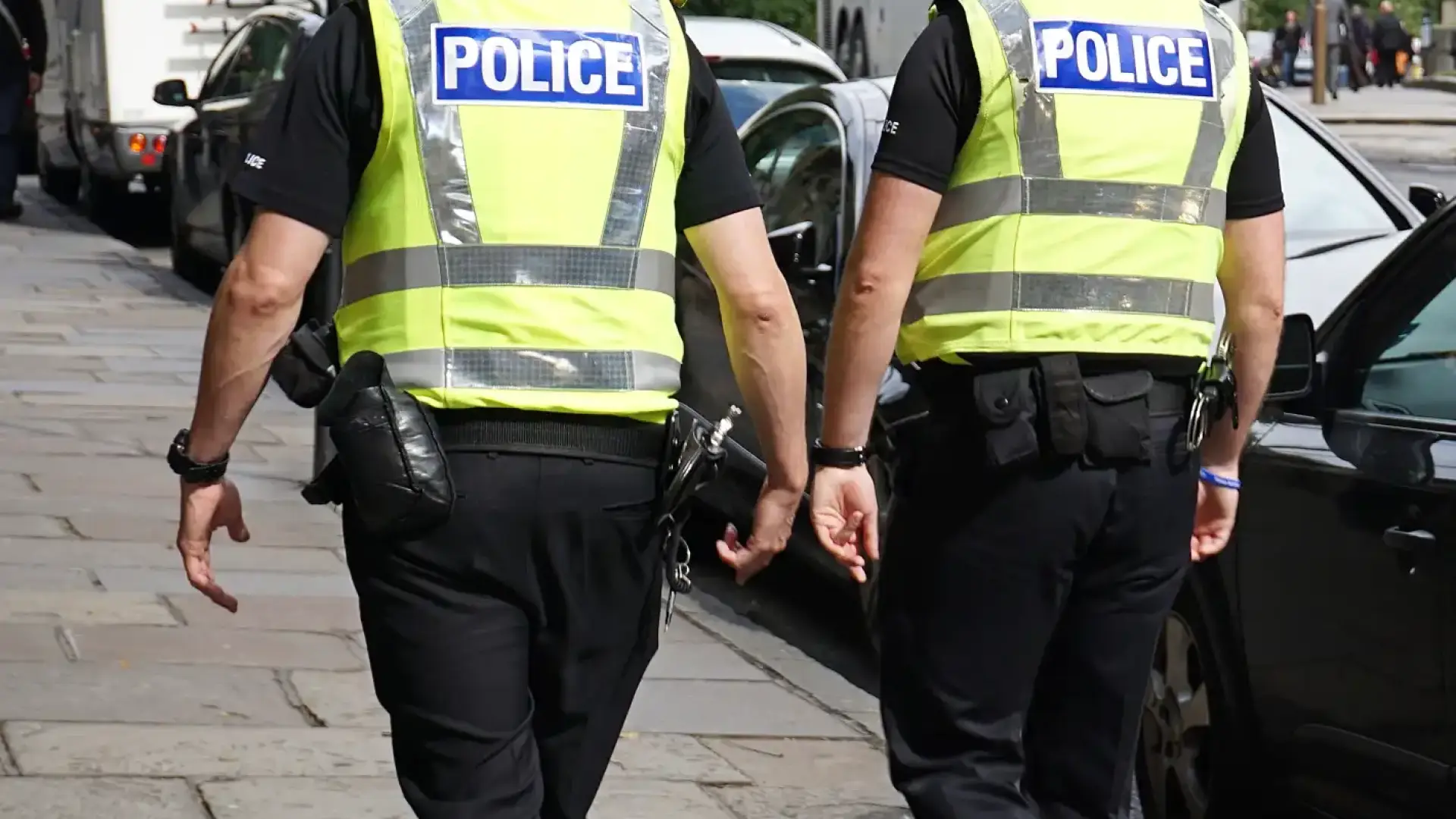 Виц за полицаи и високоинтелектуалният им разговор