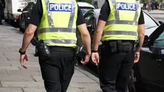 Виц за полицаи и високоинтелектуалният им разговор