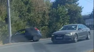 Автомобил се заби в стълб от тролейбусната мрежа в Бургас