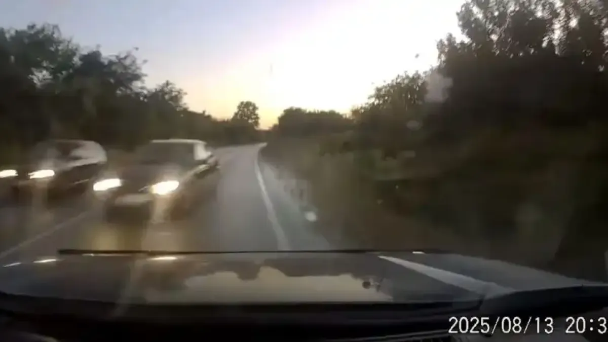 Поредния луд: Шофьор едва излетя в канавката при изпреварване ВИДЕО