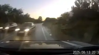 Поредния луд: Шофьор едва излетя в канавката при изпреварване ВИДЕО