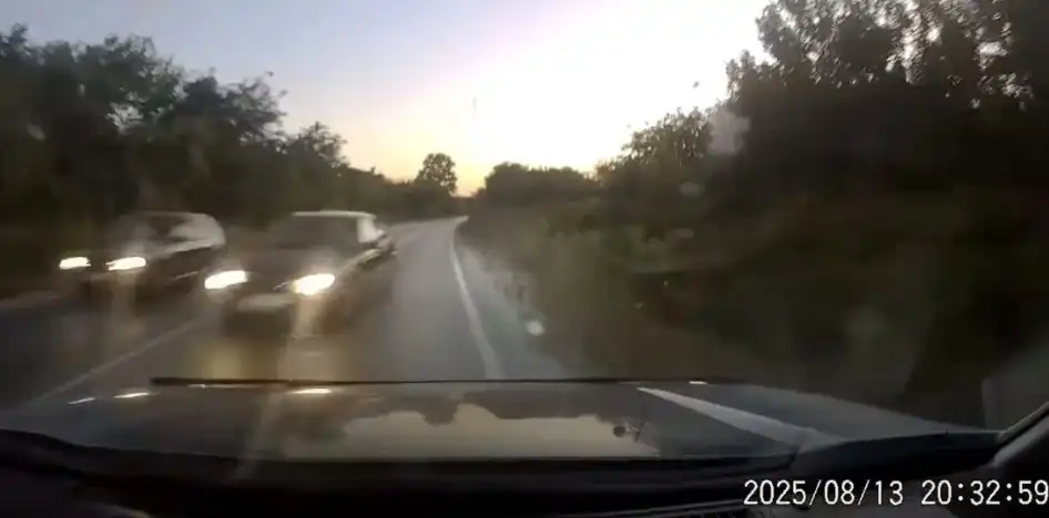 Поредния луд: Шофьор едва излетя в канавката при изпреварване ВИДЕО
