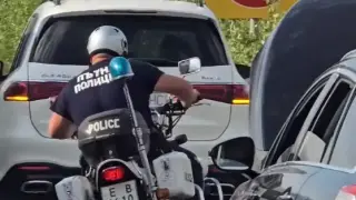 Скандално: Полицейски кордон за луксозен джип на АМ "Струма", шофьори беснеят в задръстването Видео