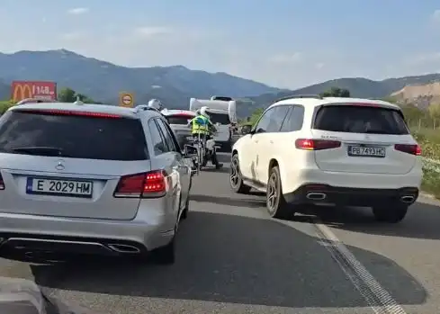 Разбра се кой се е возил в лъскавия джип, ескортиран от полицаи на АМ "Струма"