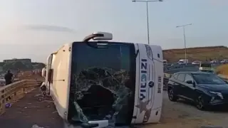Ужас на магистралата: Пътнически автобус се обърна, има жертви