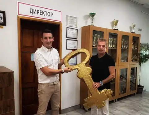 Легендарен директор на елитно училище в София предаде щафетата