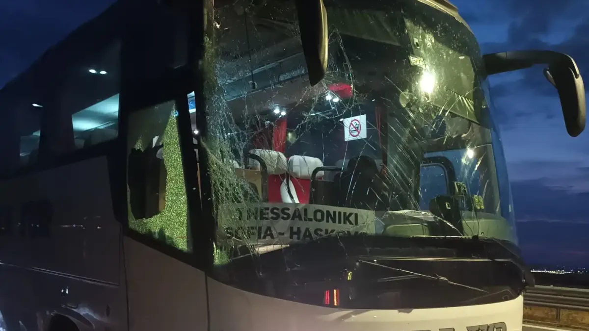 Сигнал до БЛИЦ! Тир удари автобус в София, шофьорът си плю на петите