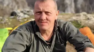 Фотобомба в БЛИЦ! Валери Йорданов разпуска на гръцки плаж