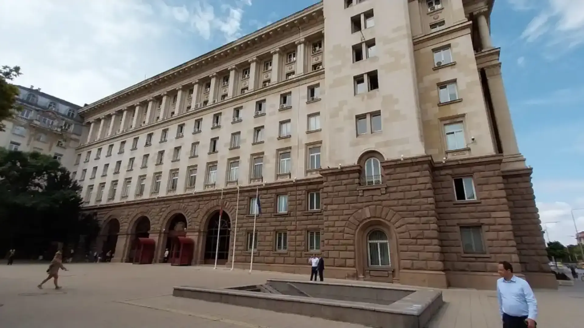 КЗК разследва администрацията на Радев за дарено от "Българската Коледа" медицинско оборудване