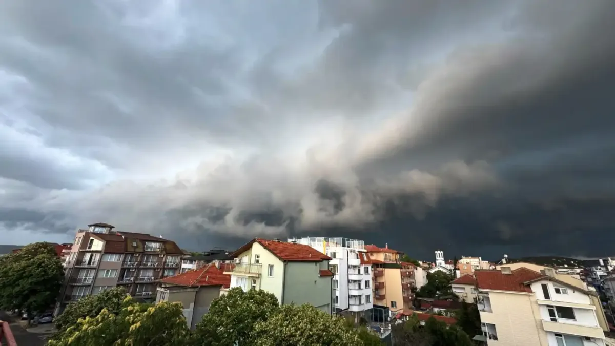 Мощна буря удари по морето Снимки