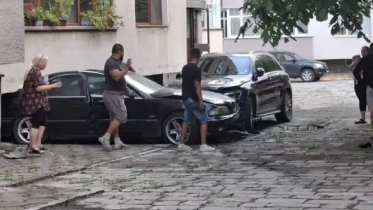 Млад джигит с БМВ сътвори зрелищно меле в Карлово, последва бесен екшън и... Снимки