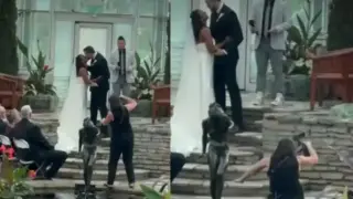 Фотографка падна във фонтан на сватба, но продължи да снима и смая всички Видео