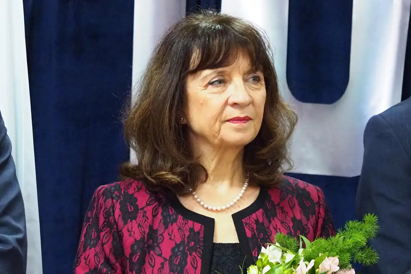 Ваня Кастрева сдава поста.