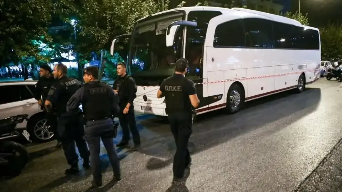 Автобус, пълен с туристи бе нападнат в Гърция, има ранени Видео