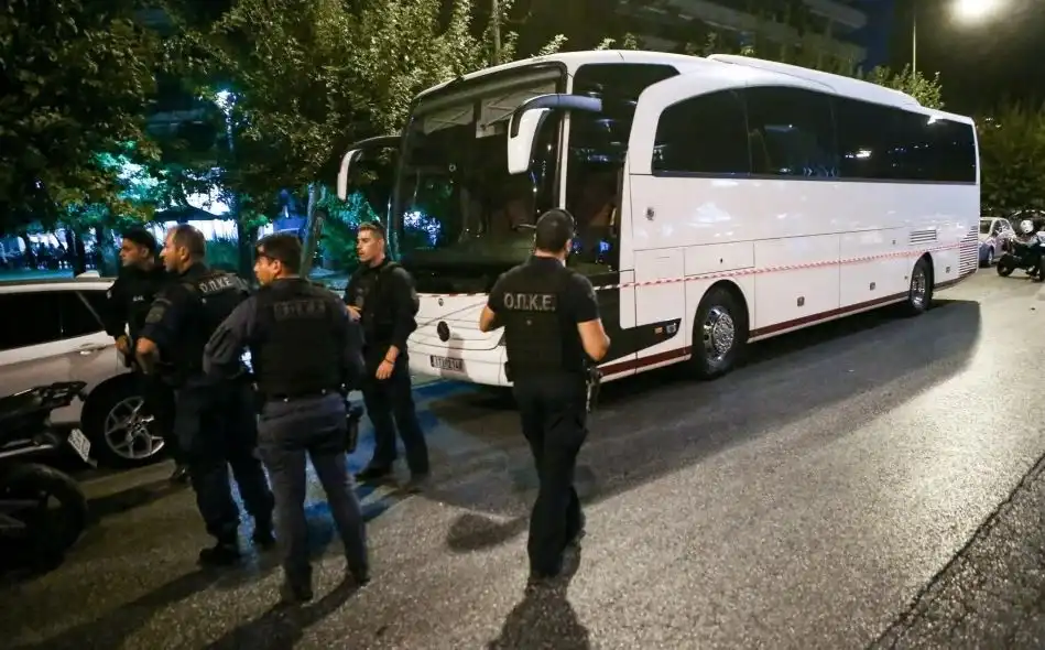 Автобус, пълен с туристи бе нападнат в Гърция, има ранени Видео