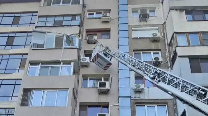 Взрив изплаши пловдивчани! Дограмата на апартамент изхвърча Снимки