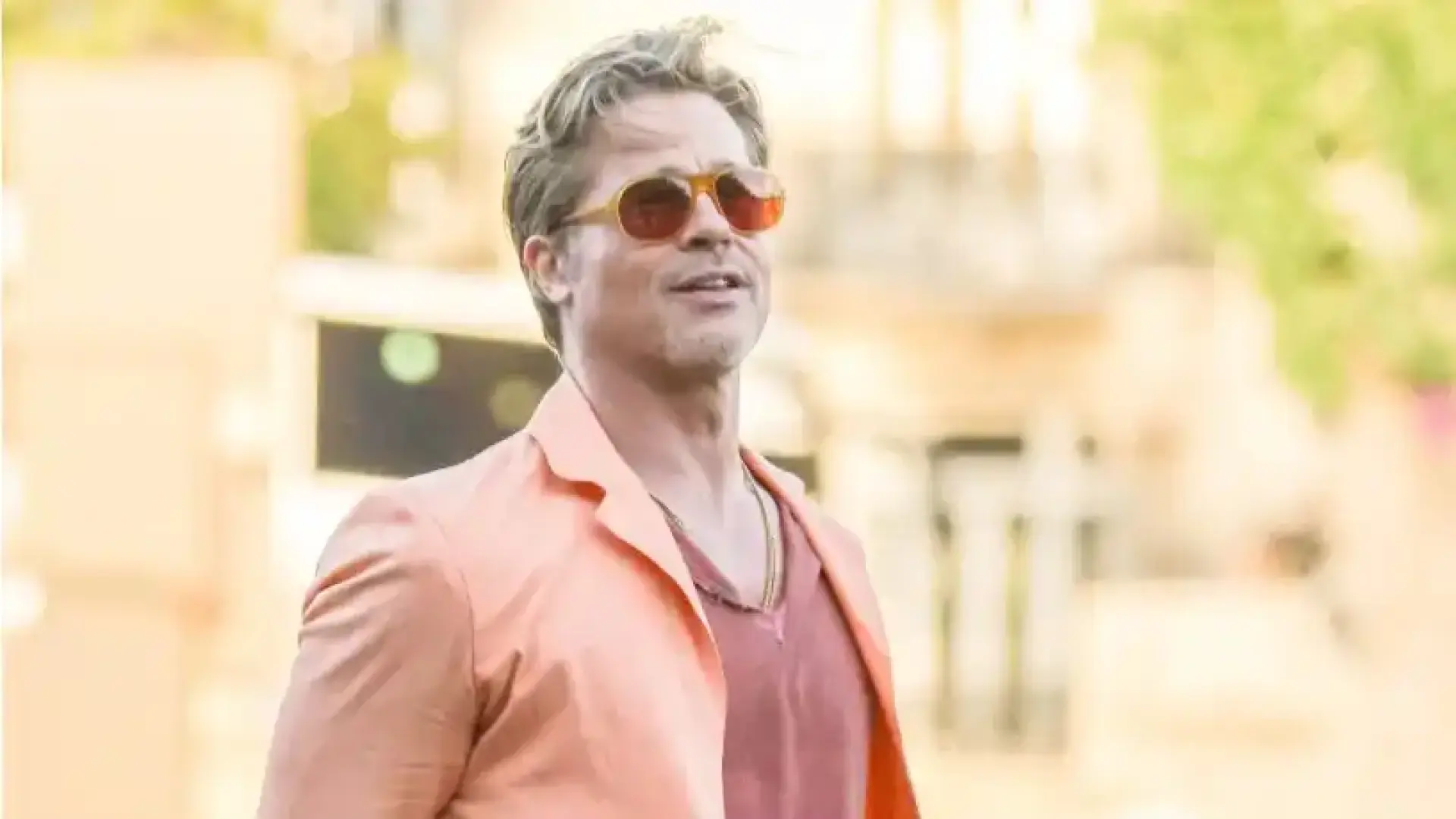 Неузнаваемият Брад Пит се завръща към снимките след смъртта на майка си