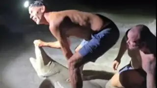 Акула ухапа рибар по крака, докато се снима с нея на плажа видео 18+