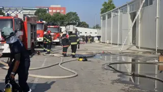 Извънредно в БЛИЦ! Огнен ад в Пловдив, режат стените на склад, за да... Снимки