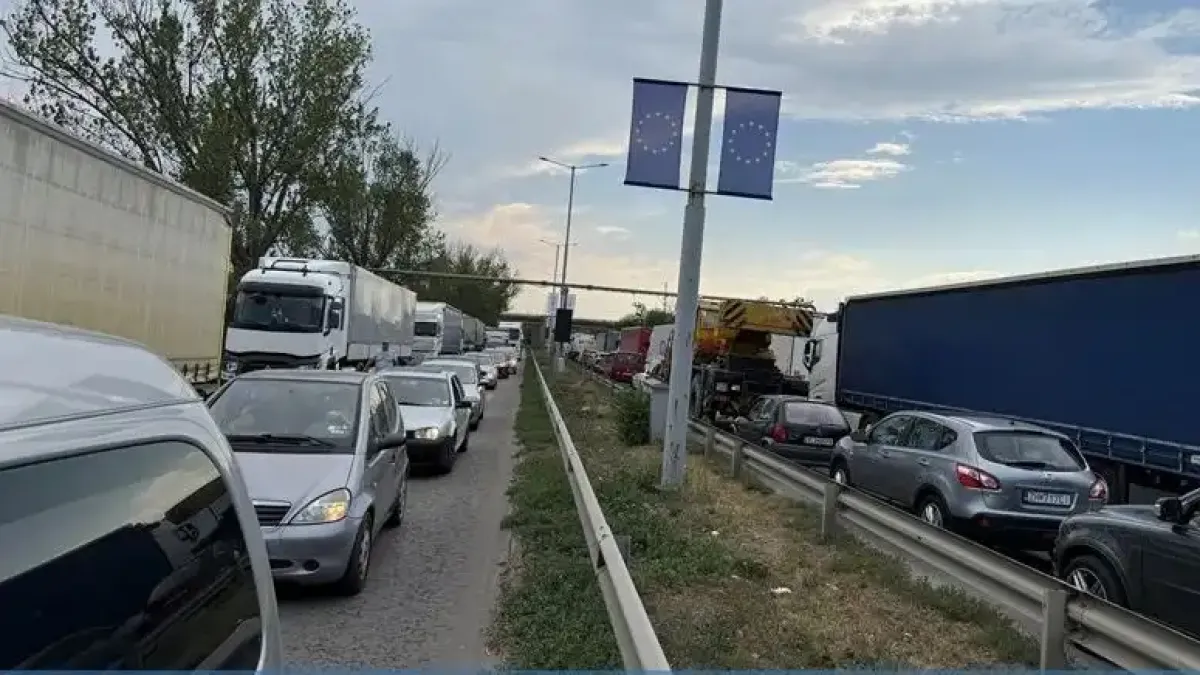 Ад на "Дунав мост", стотици са в капан Снимки