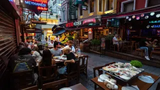 Мистерия с трупове на туристи след вечеря в Истанбул